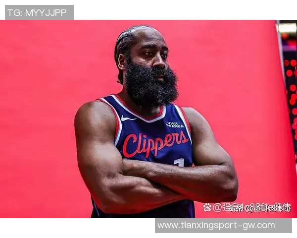 戴维斯攻防两端表现出色15投9中砍下26分12篮板5封盖压制火箭队