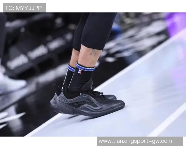 库里穿上李宁蝙蝠侠鞋款引发联手猜测是否将开启新合作篇章