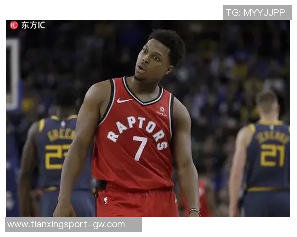 猛龙全场球迷热烈致敬洛瑞绝对功臣在垃圾时间重返赛场引发掌声 猛龙全场球迷热烈致敬洛瑞绝对功臣在垃圾时间重返赛场引发掌声